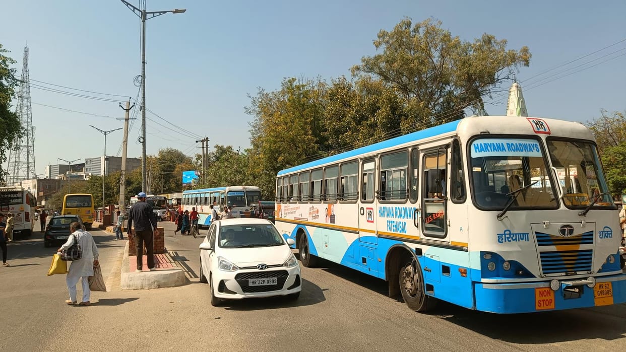 Despite the orders of the Deputy Commissioner, long route buses are passing through the cityDespite the orders of the Deputy Commissioner, long route buses are passing through the city