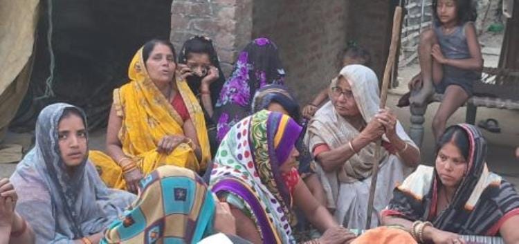 E-rickshaw started while playing, child died after it overturned