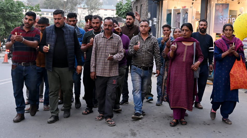 Janwadi Yuva Sabha took out a candle march