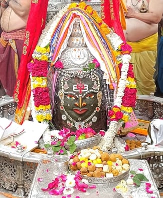 Baba Mahakal adorned with Tripund and Trishul in Bhasm Aarti today