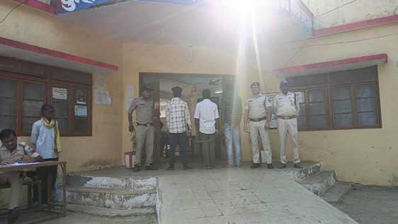 पुलिस गिरफ्त में सामूहिक दुष्कर्म के आरोपी।