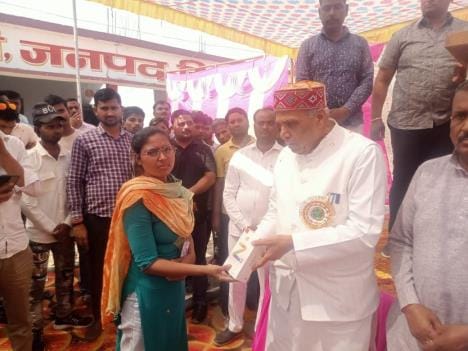 MP distributed smartphones in Siddharth College