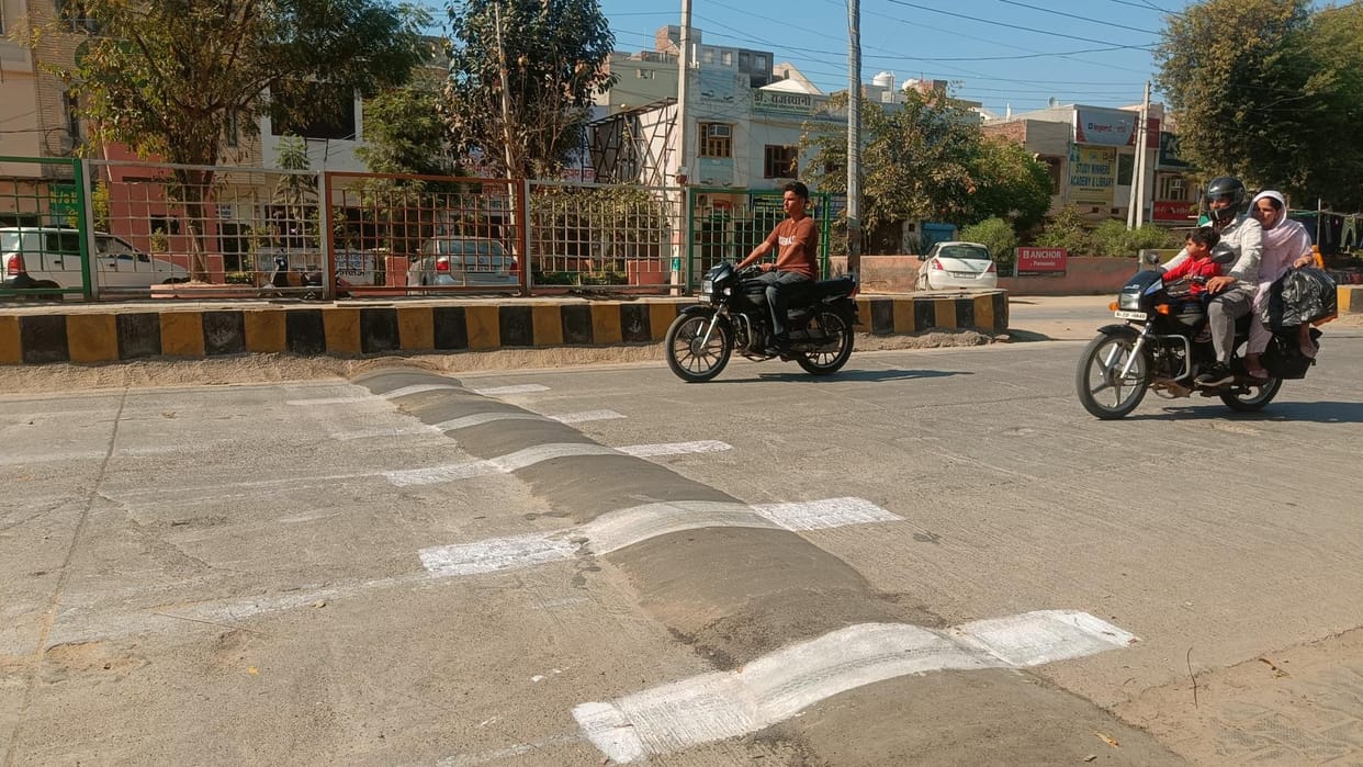 Formality in making white strip on speed breaker