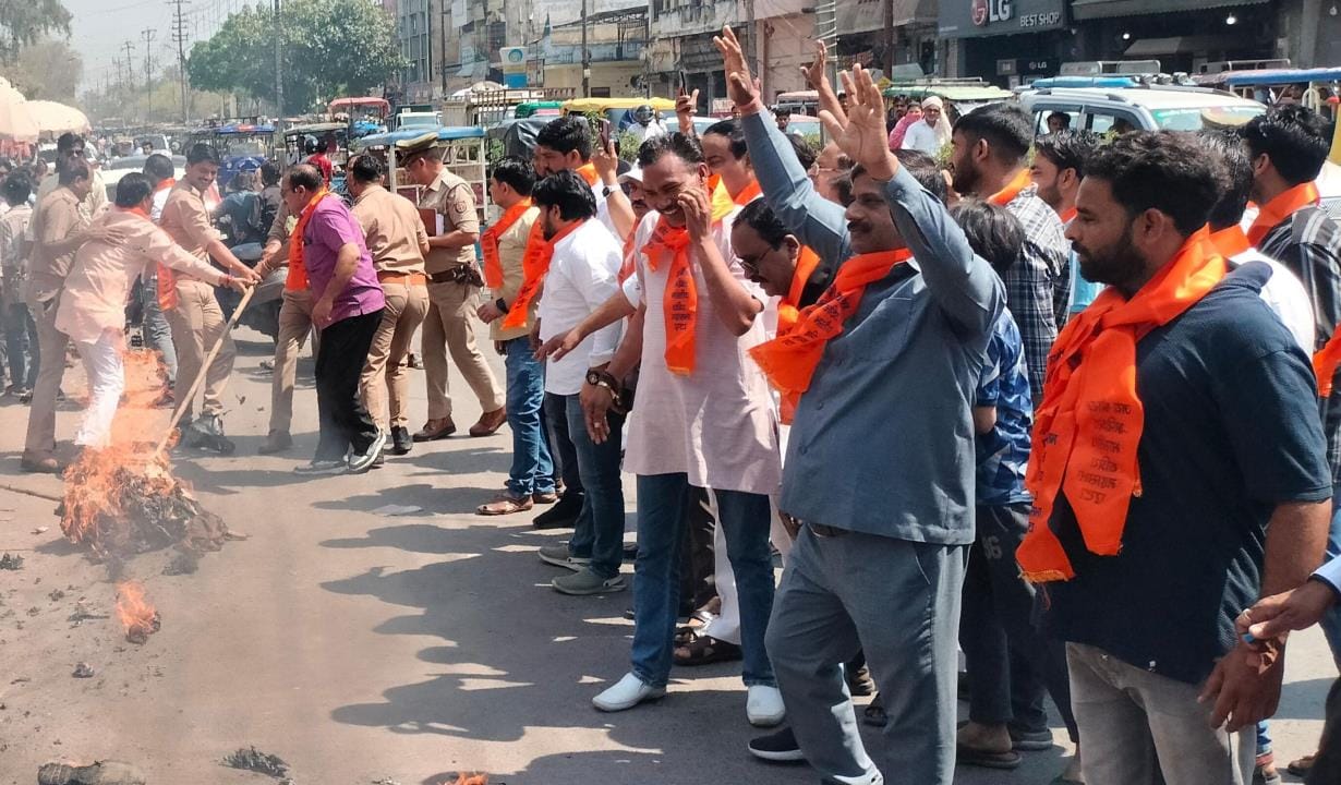 Anger over Ramjilal Suman's statement, protests across the district