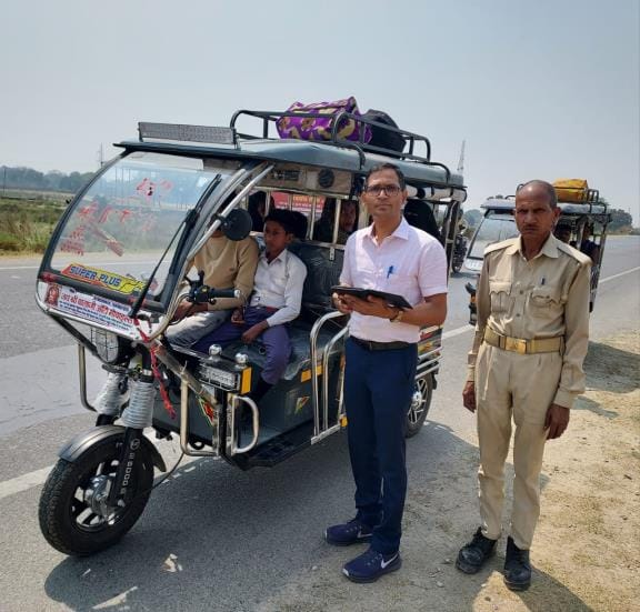 Crackdown on e-rickshaws running without registration