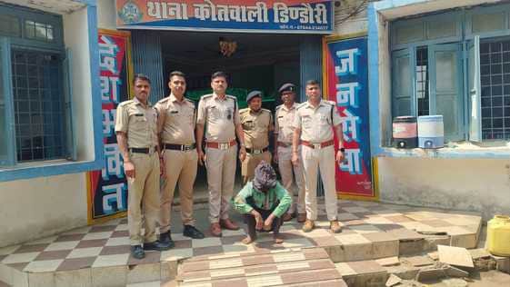 पुलिस की गिरफ्त में आरोपी।