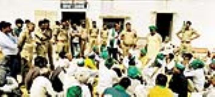 Bhakiyu workers surrounded Tappal police station and protested for one hour