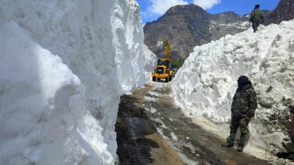 Traffic is smooth on Sobla-Dhakar road of Darma valley
