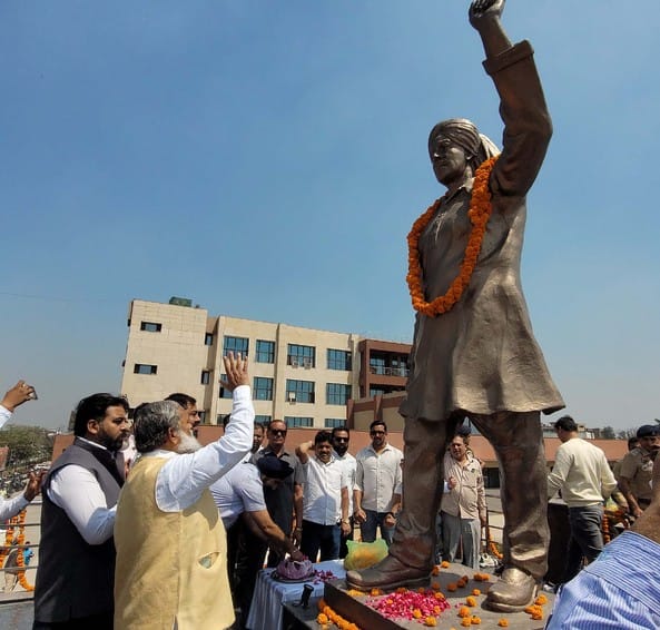 Vij paid tribute to the martyrs with patriotism