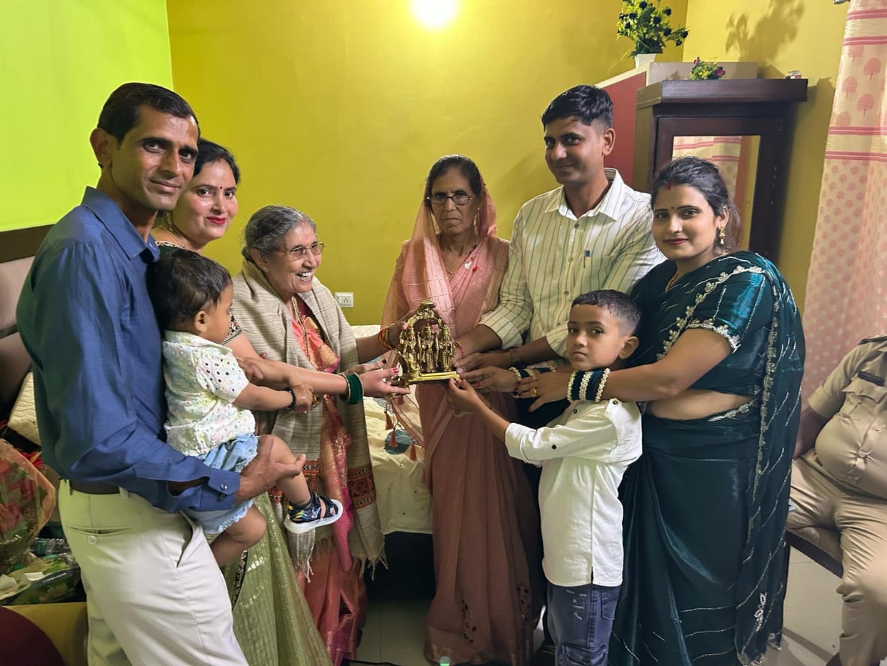After reaching Dhanaura village, Jasodaben blessed the soldier's daughter on her birthday and praised the arrangements for Kumbh
