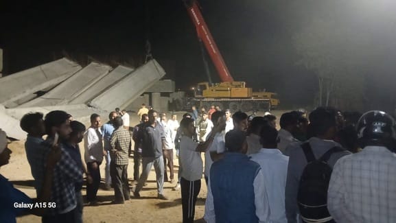 Girder collapsed while installing beam on under-construction expressway bridge, three workers buried