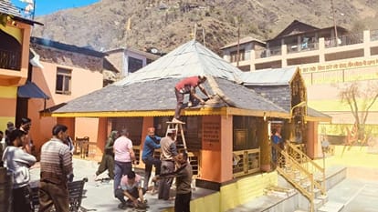 चंबा के चंद्रशेखर मंदिर साहो में छत की मरम्मत कार्य में जुटे लोग।