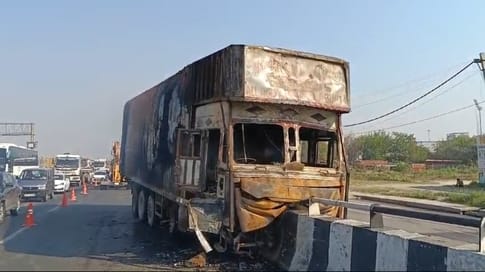 Truck collided with divider near Bahalgarh, fire broke out due to short circuit