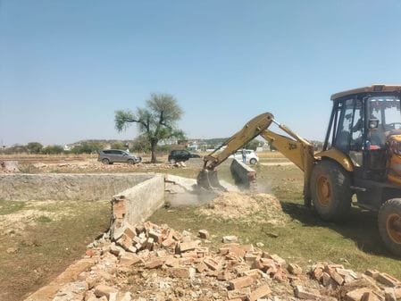 Bulldozers ran on illegal colonies, boundary walls and DPC demolished in 21 acres
