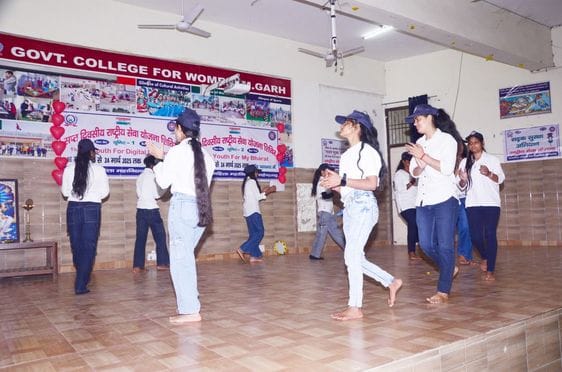 Students Rajni and Hemlata were honoured with the Best Volunteer Award