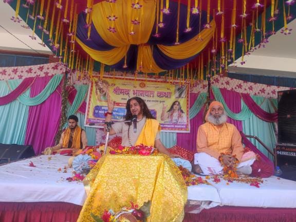 In Shrimad Bhagwat Katha, Kathavyas narrated the story of friendship between Shri Krishna and Sudama
