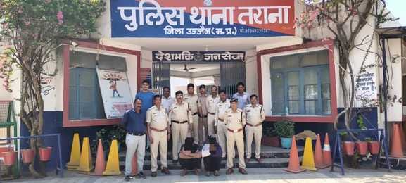 Ujjain News Police caught cattle smugglers three cows one calf and loading vehicle seized