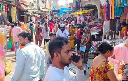 Unnao News: शहर के बाजारों में फुटपाथ भी बिक गया Even the sidewalks in the city markets were sold