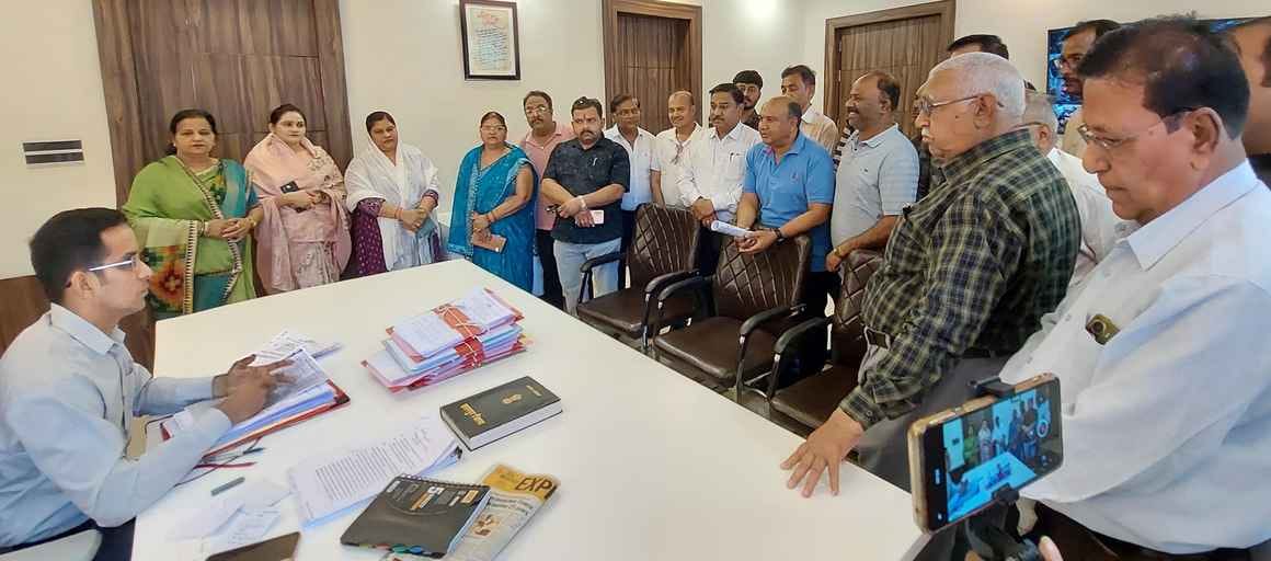 ज्ञापन सौंपते हुए