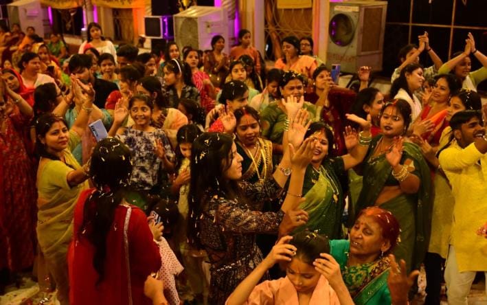 Devotees danced on the hymns of Khatu Shyam