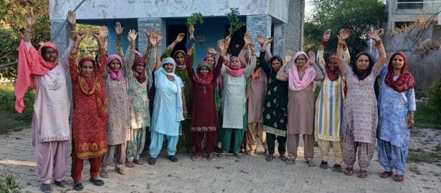 Women of Dinod Road Linepar Durga Colony protested at Jeetwala Johar Booster