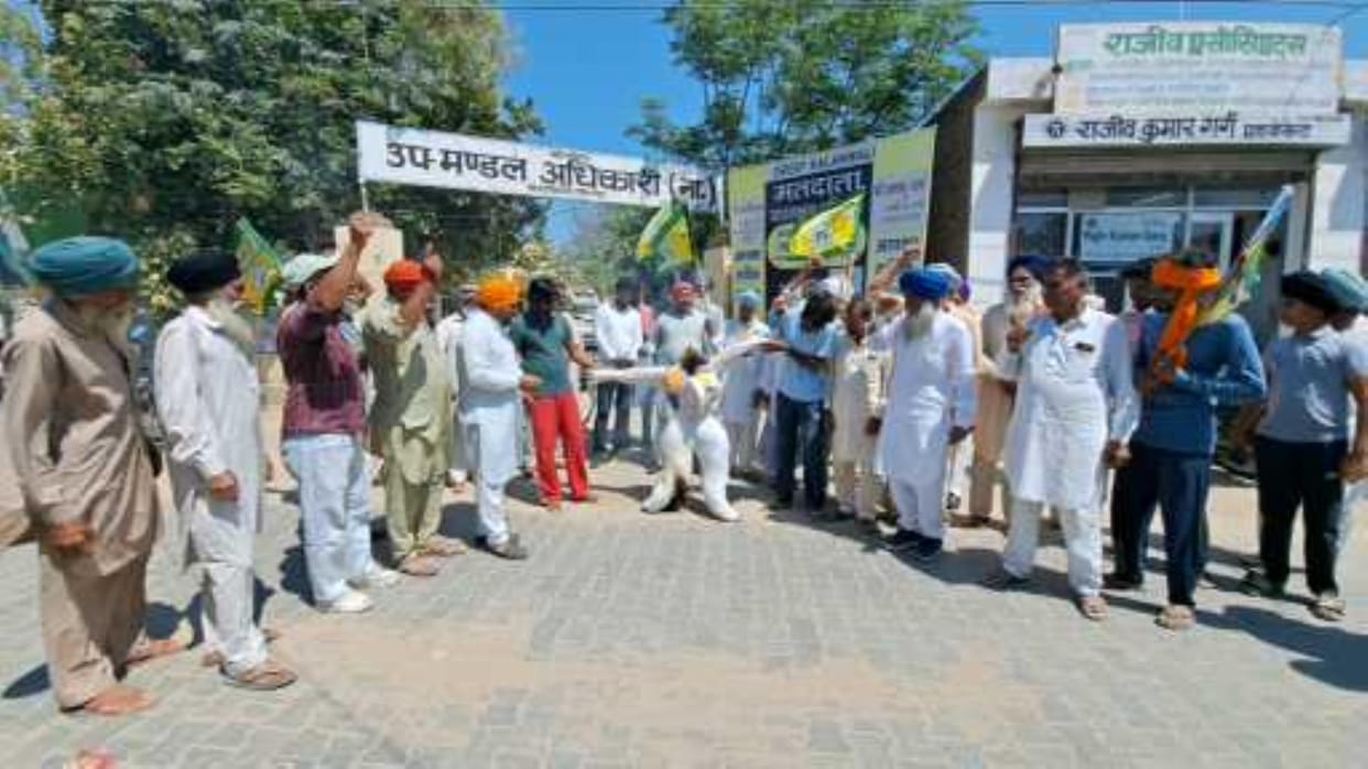 Farmers burnt the effigy of Punjab government demanding the release of farmer leaders