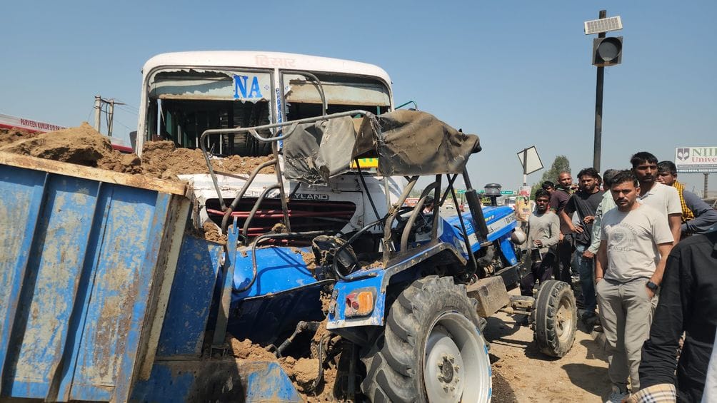 Collision between tractor trolley and private bus, injured