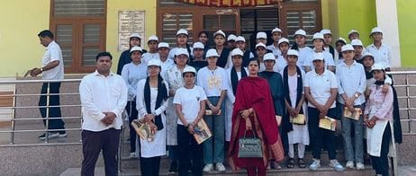 Volunteers visited the old age home and interacted with the elderly