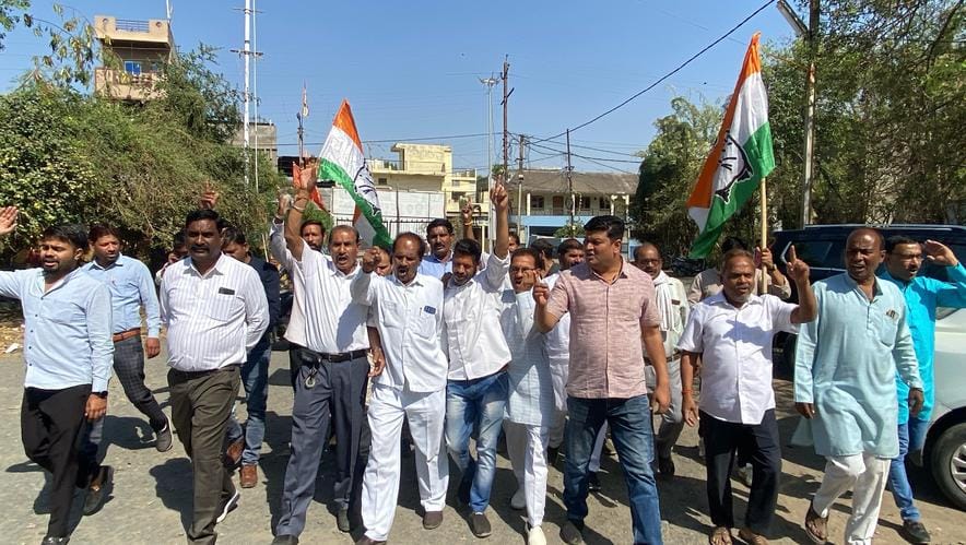 बिजली कंपनी की मनमानी को लेकर कांग्रेस का प्रदर्शन।