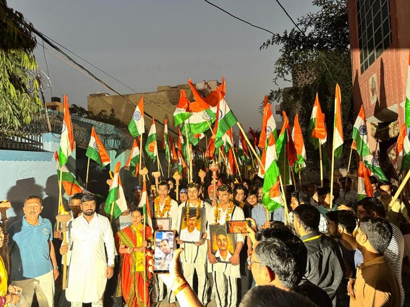 Tiranga Yatra was taken out, families of martyrs were honored