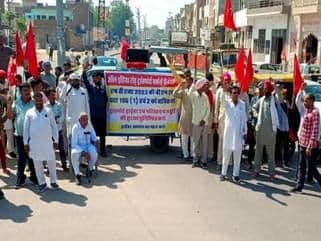 विरोध प्रदर्शन करते परिवहन कर्मचारी