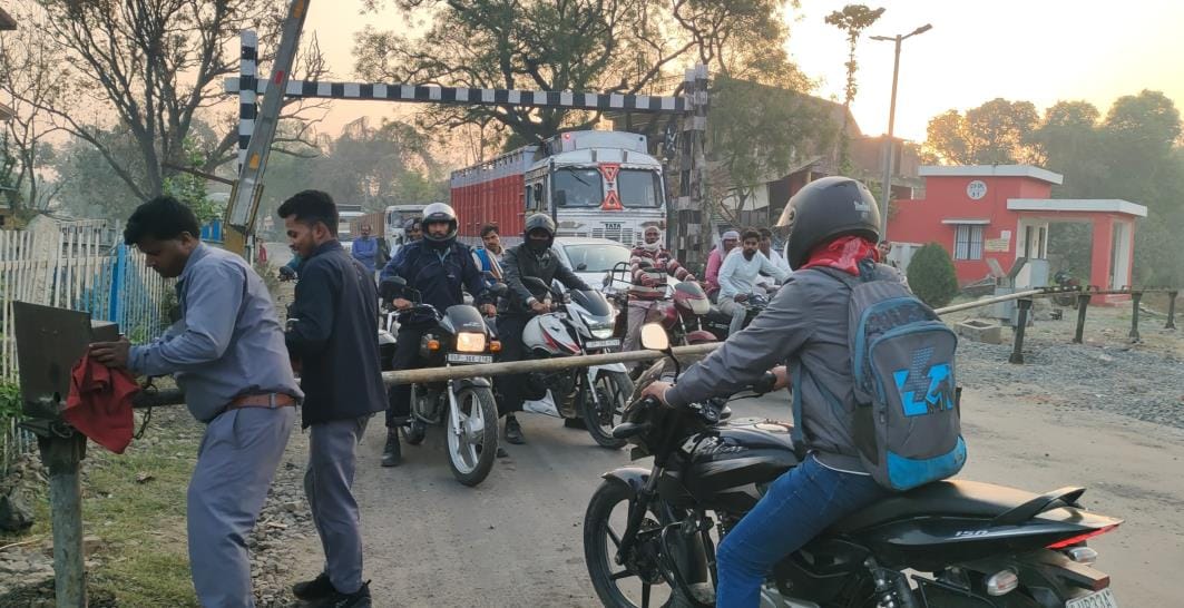 Truck again collided with the barrier at Shohrat railway crossing, accident averted
