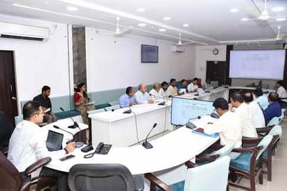 जिला कलेक्टर ने ली अधिकारियों की बैठक।