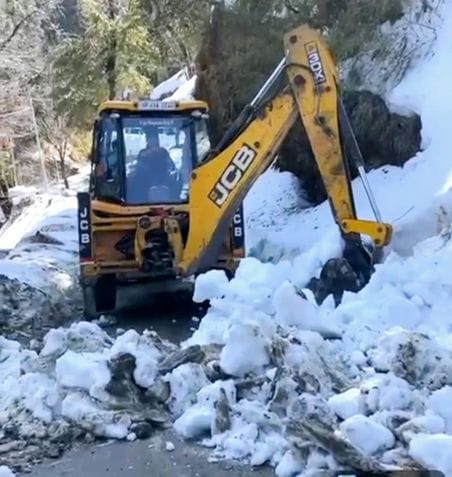 NH Authority started snow removal operation even at night