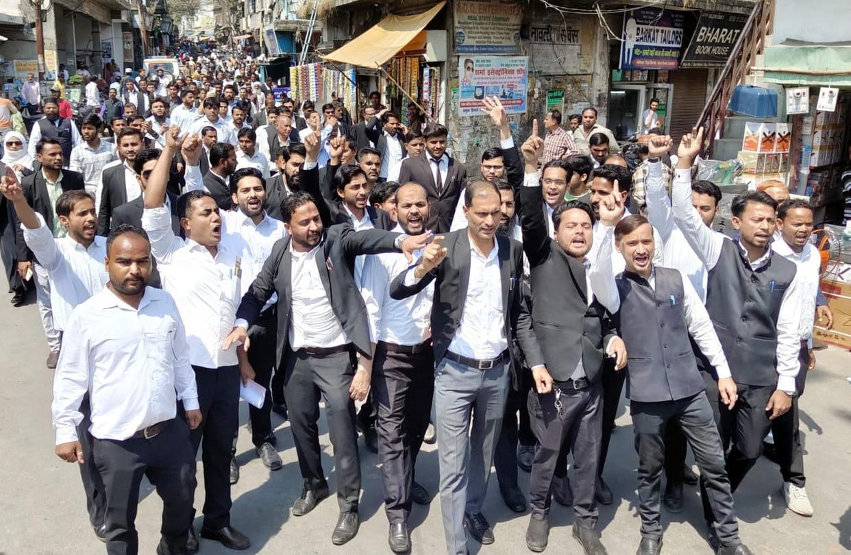 Lawyers got angry over arrest of their colleague