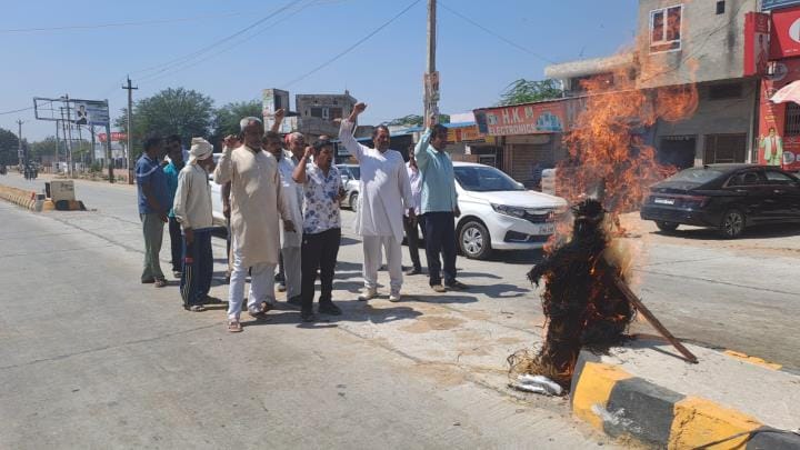 Farmers protested by raising slogans