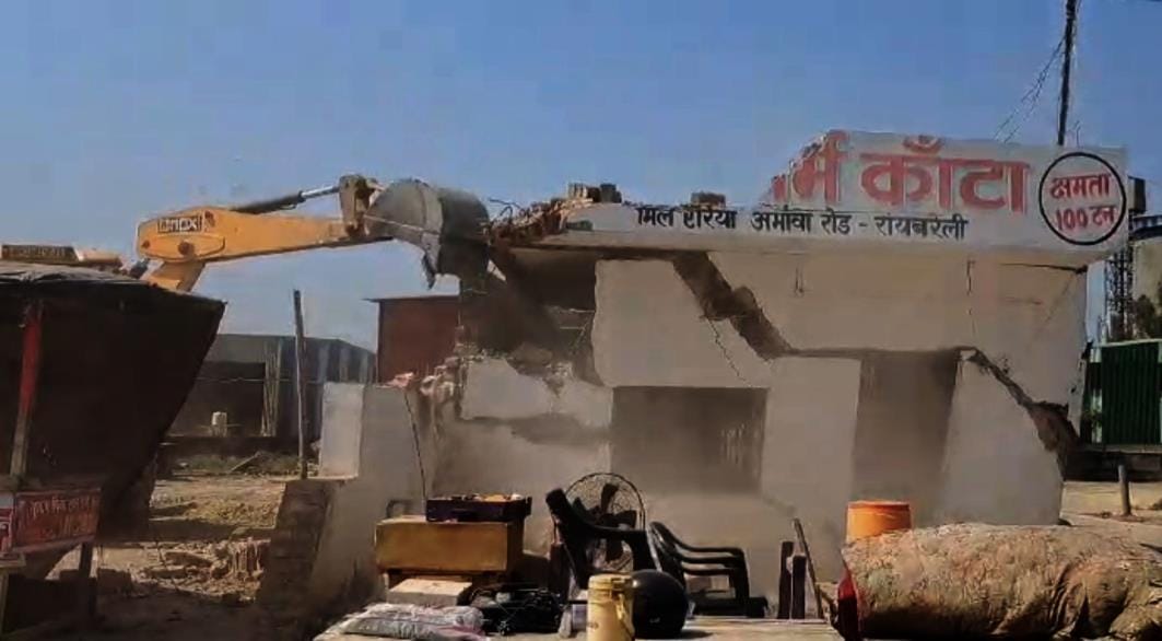 Bulldozer roared on the land along the Lucknow-Prayagraj highway