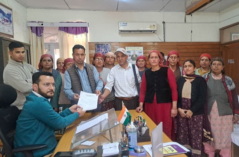 Women protested against the liquor shop opened in Tikri
