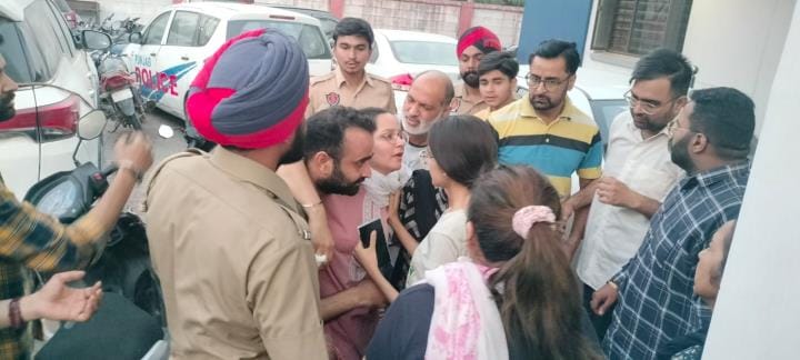 Family members angry as FIR was not registered, refused to perform last rites, took the body home from the cremation ground