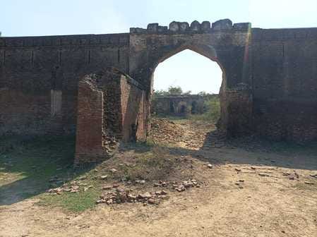 Overlooked... Kilajaffargarh fort is turning into ruins