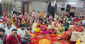Fill my bag Shyam, fill my bag... devotees danced on this