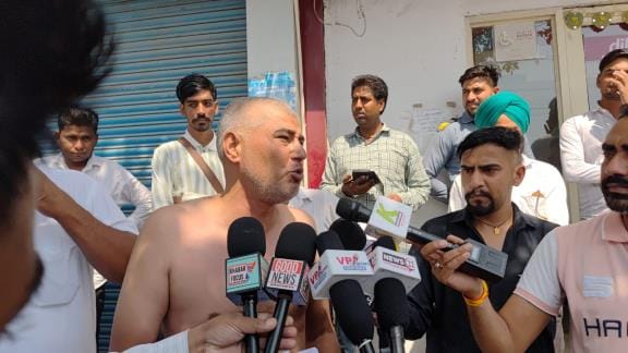 The victim farmer protested half naked in front of the bank