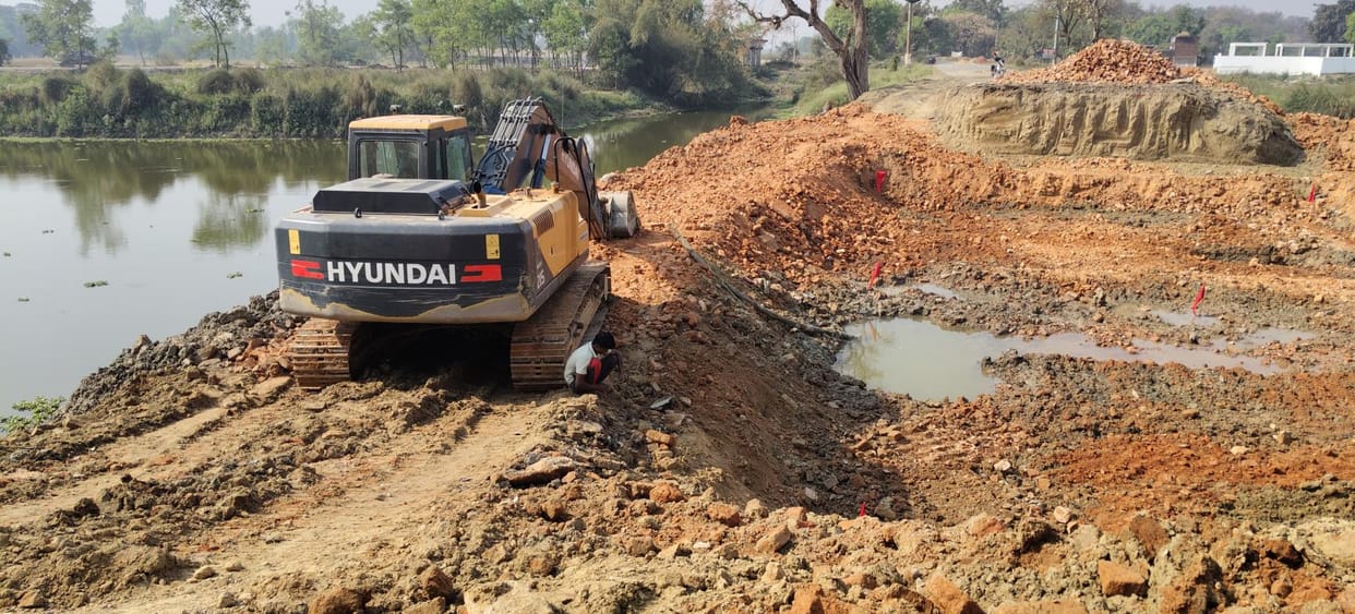 The dilapidated bridge of Kathiniya river was demolished, construction of a new one started
