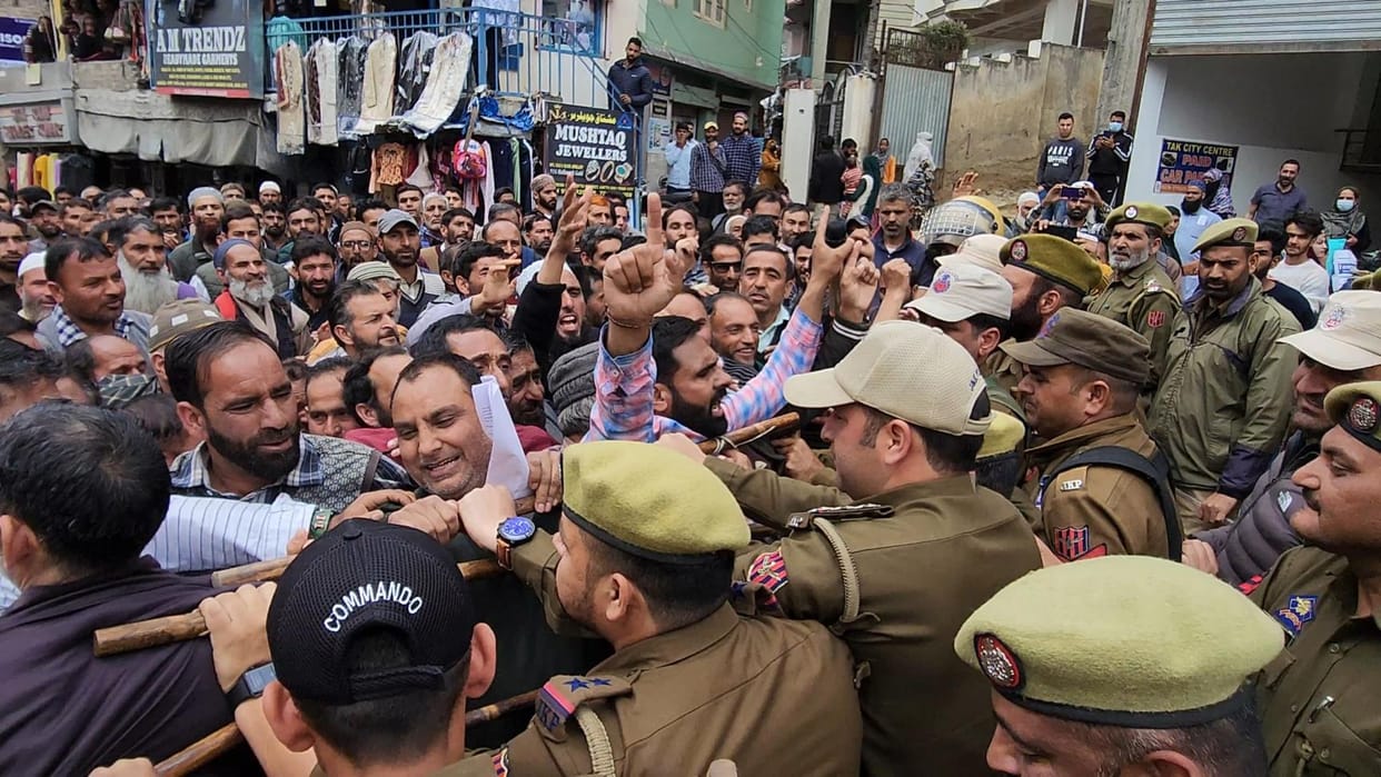 Police Stop the PHE Workers in Doda