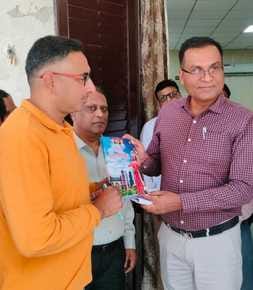DM praised the book 'Adbhut Shahjahanpur'