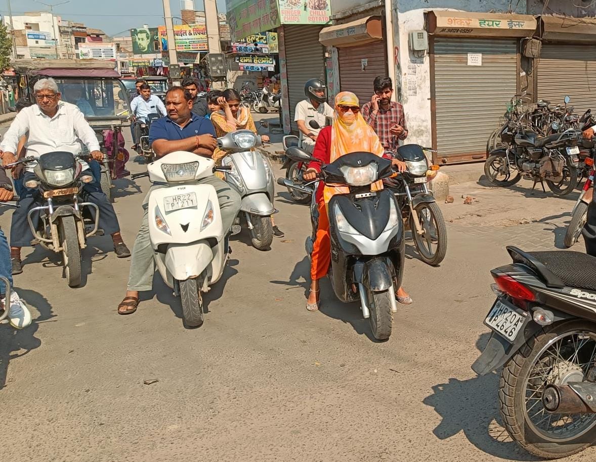 The maximum temperature of the district reached 35 degrees, the market became less lively