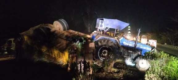 Two tractor-trolleys collided, 12 people injured, highway jammed