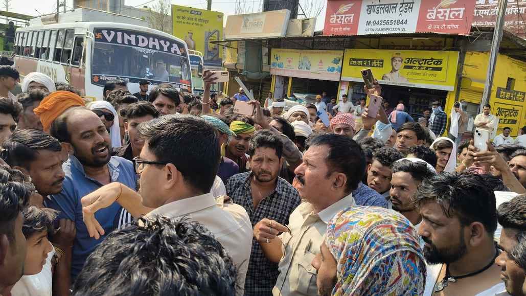 किसानों ने सडक़ों पर आकर लगा दिया जाम