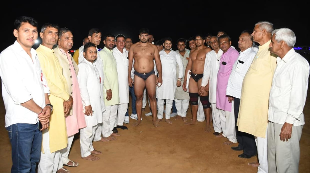 dinesh won 1 lakh in wrestling