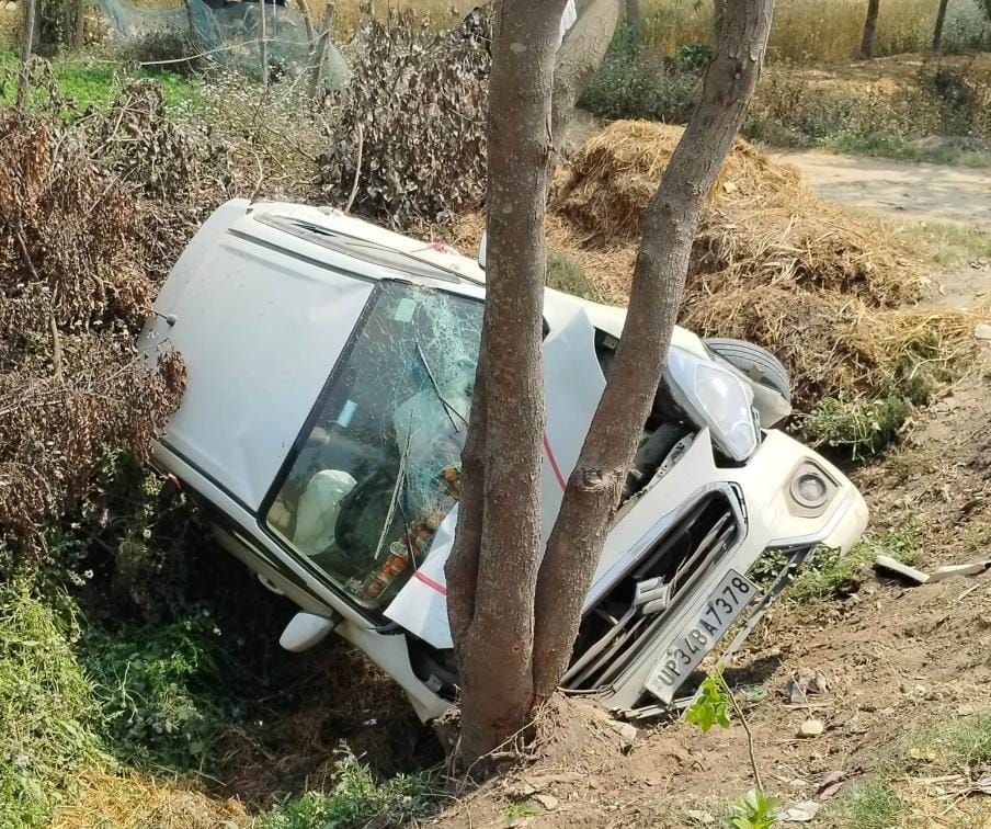 Car overturned in a ditch, six people injured